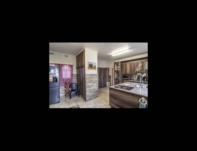 8 BEDROOM HOUSE FOR SALE IN OAKDENE